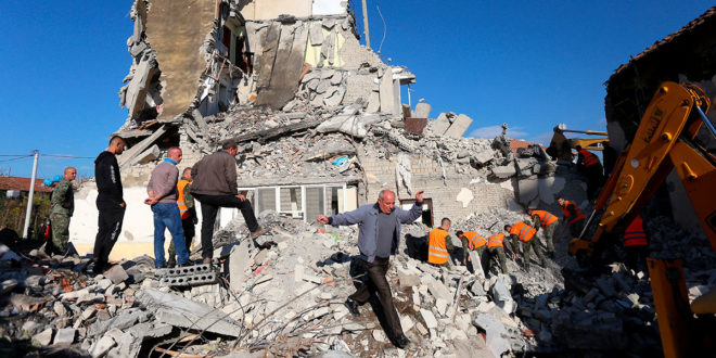Potente sismo en Albania causa al menos 13 muertos y más de 300 heridos