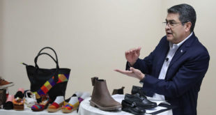 Presidente Hernández motiva a productores de calzado poner de moda el zapato hondureño