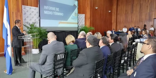 TSC presenta informe de medio término para fortalecer sistema de control