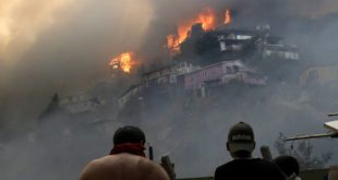 Voraz incendio forestal consume al menos 120 casas en Chile