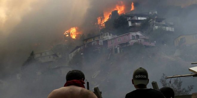 Voraz incendio forestal consume al menos 120 casas en Chile