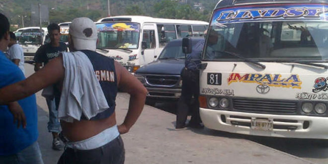 Transportistas paralizan unidades por cobro de extorsión en San Pedro Sula