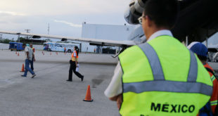 México retorna a Honduras supuesto organizador de caravana migrante
