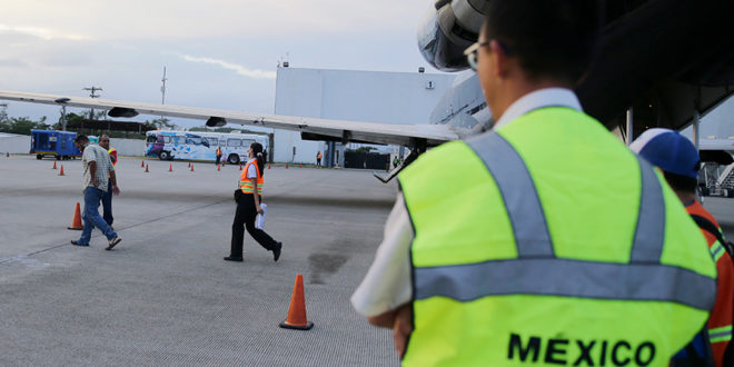 México retorna a Honduras supuesto organizador de caravana migrante