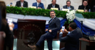 Presidente Hernández exhorta a diputados a usar calzado hondureño