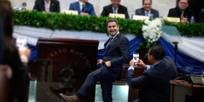 Presidente Hernández exhorta a diputados a usar calzado hondureño