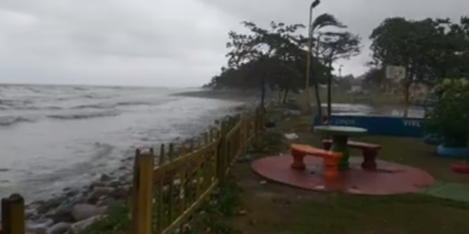 Por alto oleaje cierran temporalmente aeropuerto y suspenden operaciones marítimas en La Ceiba