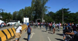 Cientos de hondureños que van en Caravana Migrante ingresan a Guatemala