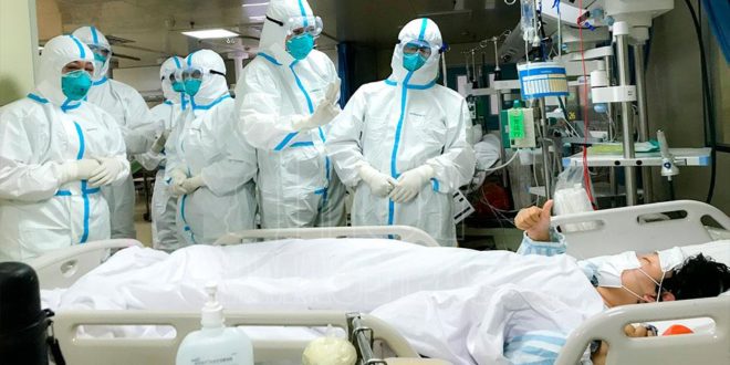 China eleva a 811 los muertos por coronavirus y la epidemia ya es más grave