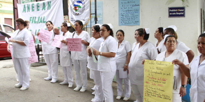 Enfermeras realizan paro en desacuerdo al aumento salarial anunciado por Salud