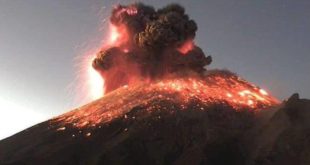 Volcán Popocatépetl en México despierta con explosión