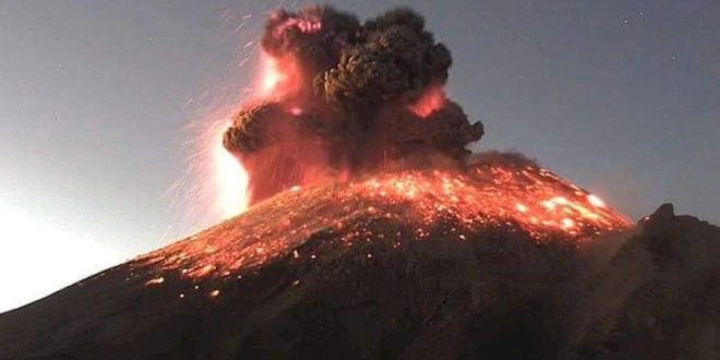 Volcán Popocatépetl en México despierta con explosión