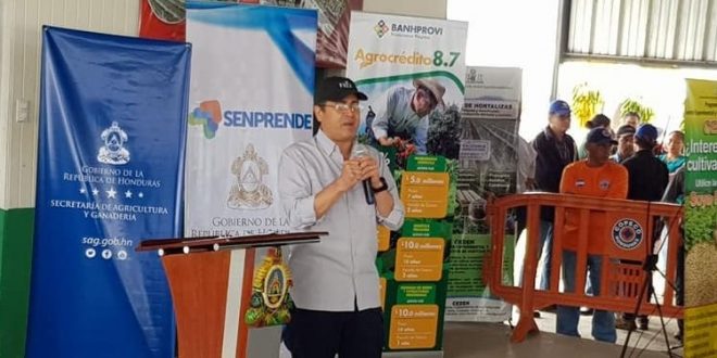 Presidente Hernández conoce avances en investigación agrícola para fomentar producción y empleo
