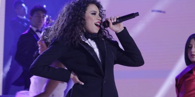 Hondureña Angie Flores llega a la final de La Academia