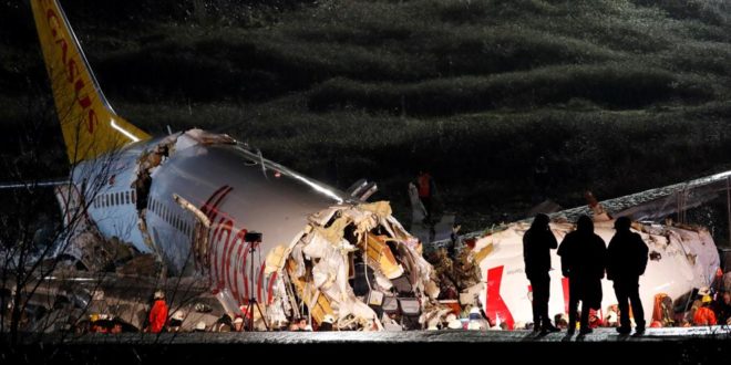 Avión lleno de pasajeros se parte en tres al aterrizar en Turquía