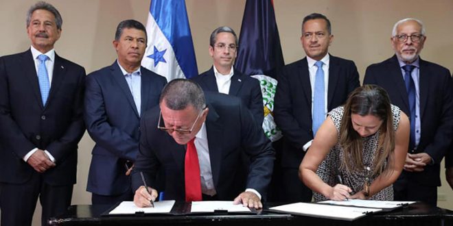 Turismo regional se fortalece con firma de acuerdo de transporte aéreo entre Honduras y Belice