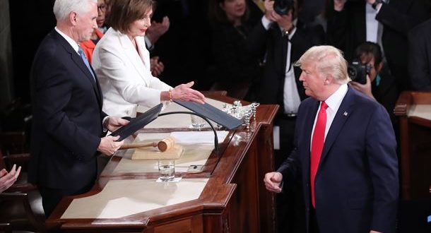 Trump rechaza el saludo a Pelosi y ella rompe el discurso del presidente