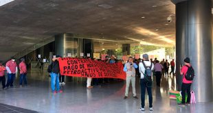 Empleados de la UNAH realizan protesta exigiendo pago