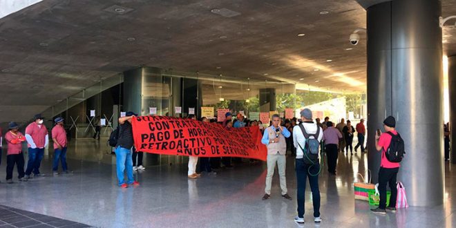 Empleados de la UNAH realizan protesta exigiendo pago