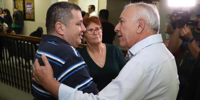 Mauricio Oliva visita a Chelato Uclés en el IHSS
