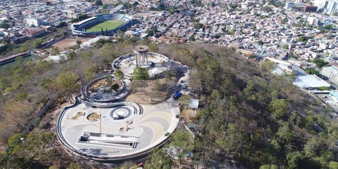 Pareja presidencial inaugura Plazas Conmemorativas en el cerro Juana Laínez