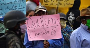 Varios hondureños protestan exigiendo pago salarial, alimentación y atención médica
