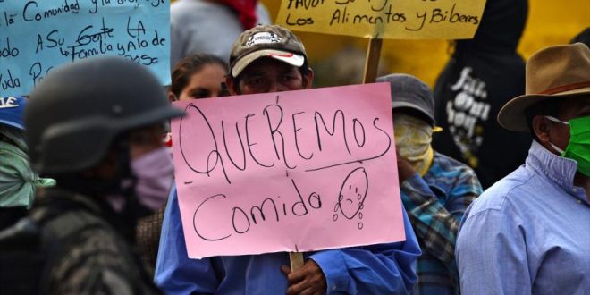 Varios hondureños protestan exigiendo pago salarial, alimentación y atención médica