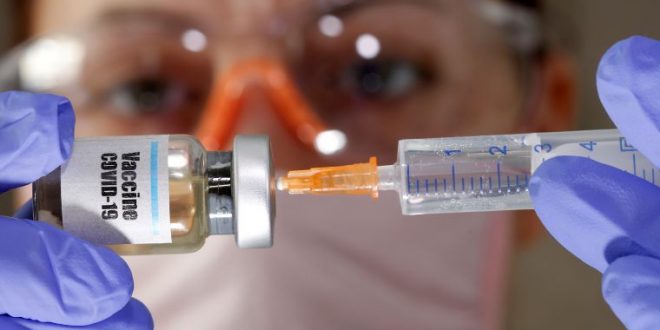 Vacuna de AstraZeneca también será aplicada a mayores de 65 años
