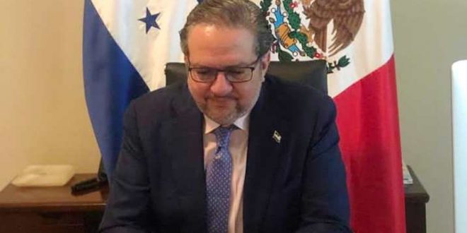 Embajador Gerardo Simón presenta Copias de Estilo en México