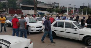 Nuevamente taxistas protestan exigiendo al Gobierno pago de bono