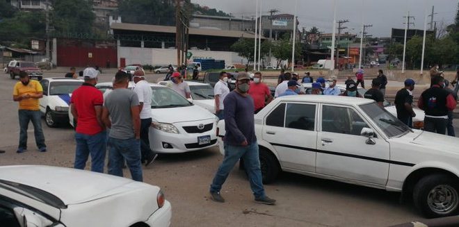 Nuevamente taxistas protestan exigiendo al Gobierno pago de bono