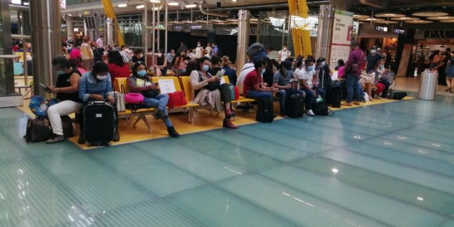 En vuelo humanitario llegan al país 278 hondureños varados en España