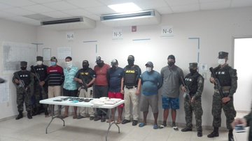 Trasladan a Tegucigalpa a 6 tripulantes capturados con cocaína en Gracias a Dios