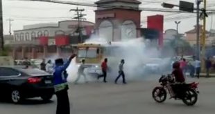 Policía lanza gas lacrimógeno al interior de un autobús en Choloma