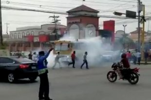 Policía lanza gas lacrimógeno al interior de un autobús en Choloma