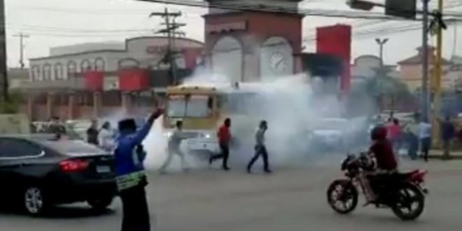 Policía lanza gas lacrimógeno al interior de un autobús en Choloma