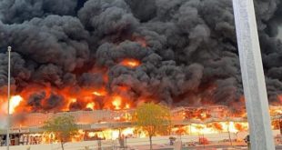 Voraz incendio destruye mercado de Ajman en Emiratos Árabes