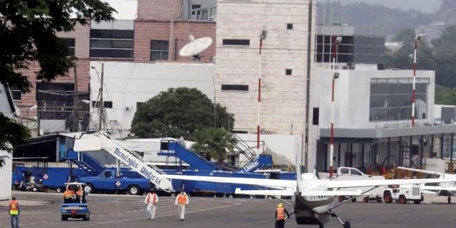 Empleados del aeropuerto Toncontín denuncian falta de pago de sus salarios