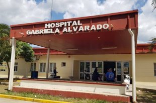 Empleados por contrato de hospital Gabriela Alvarado en huelga por falta de pago