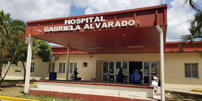 Empleados por contrato de hospital Gabriela Alvarado en huelga por falta de pago