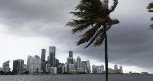 Huracán Isaías causa daños en Bahamas y sigue su ruta hacia Florida