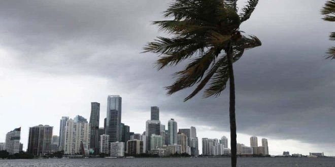 Huracán Isaías causa daños en Bahamas y sigue su ruta hacia Florida