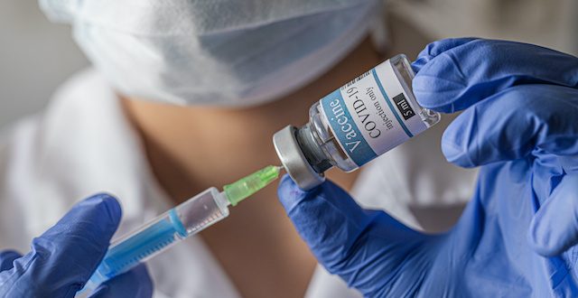 FDA reporta la muerte de 2 personas que probaron la vacuna de Pfizer contra el COVID-19