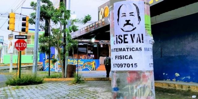 Nicaragua: Estampan Rostro de Daniel Ortega con bigote al estilo Hitler