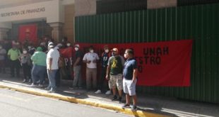 Empleados protestan frente a Finanzas por falta de pago de salarios atrasados