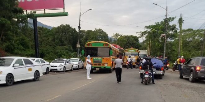 Transportistas protestan y piden al Gobierno un plan para reactivar el servicio