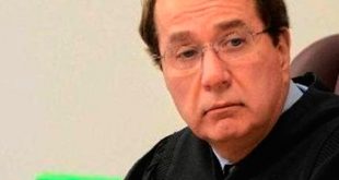 Juez de EEUU renuncia por escándalo de trío sexual