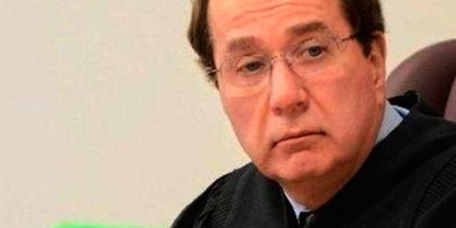 Juez de EEUU renuncia por escándalo de trío sexual