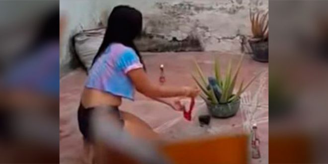 Video: Hombre capta a su vecina haciendo ’agua de calzón’