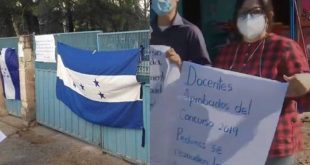 Maestros se toman Dirección Departamental en Tegucigalpa